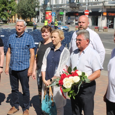 Uroczystości 46 Rocznicy Radomskiego Protestu - delegacja Zarządu Nowej Lewicy wkłada wiązanki kwiatów