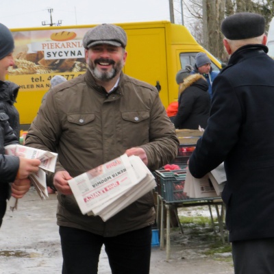 Targowisko w Lipsku - zbieranie podpisów i rozdawanie gazety 